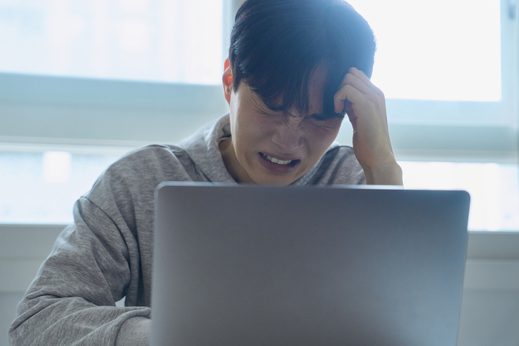 불면증 원인으로 스트레스, 불안, 우울감, 카페인, 음주, 불규칙한 수면 리듬, 통증, 수면무호흡증, 약물 영향이 나타나는 이미지
