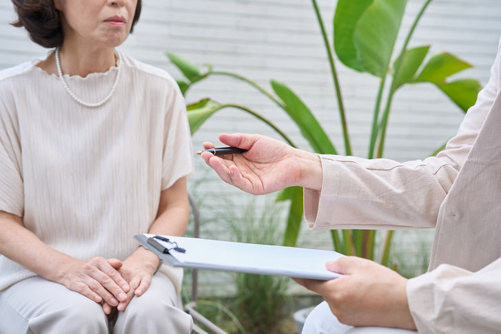 알코올 의존증 예방을 위해 혼술 줄이기, 음주량 기록, 폭음 피하기, 술로 감정 해결하지 않기, 금단 증상 확인이 필요함을 설명하는 이미지